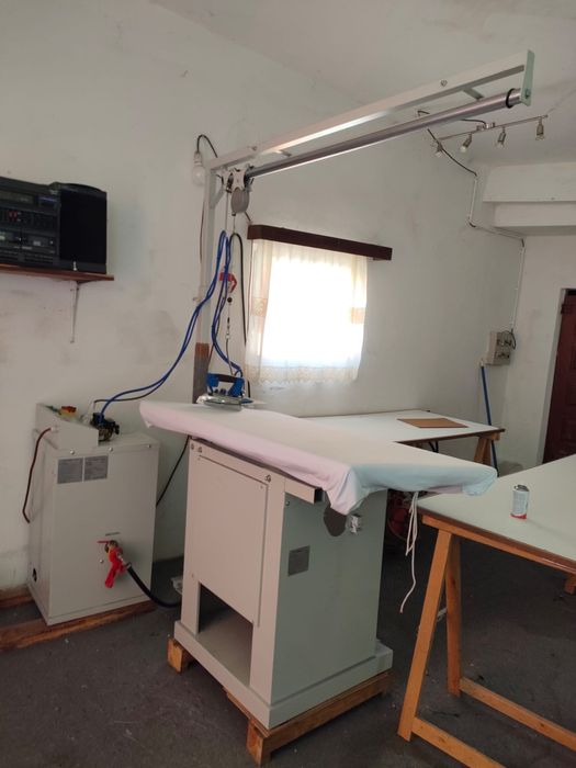 Conjunto de mesa de passar, dois ferros e caldeira