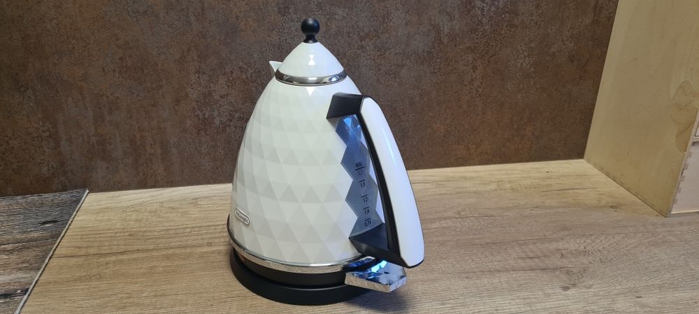 Czajnik DeLonghi Brillante 1,7l biały oryginalne opakowanie