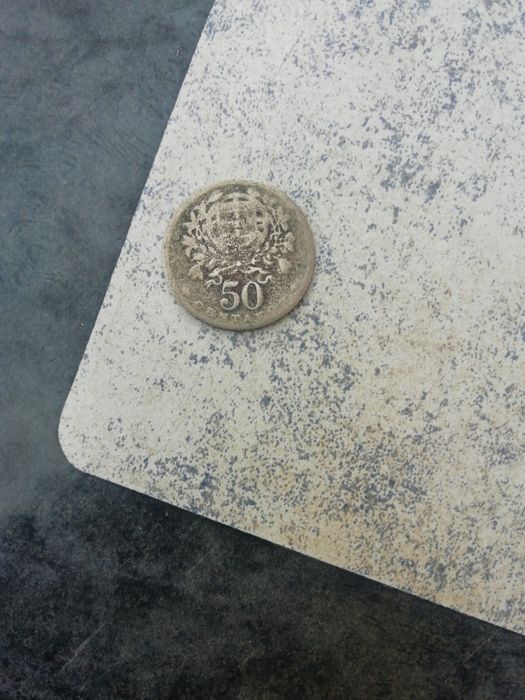 Moedas em alpaca de 1 escudo e 50 centavos