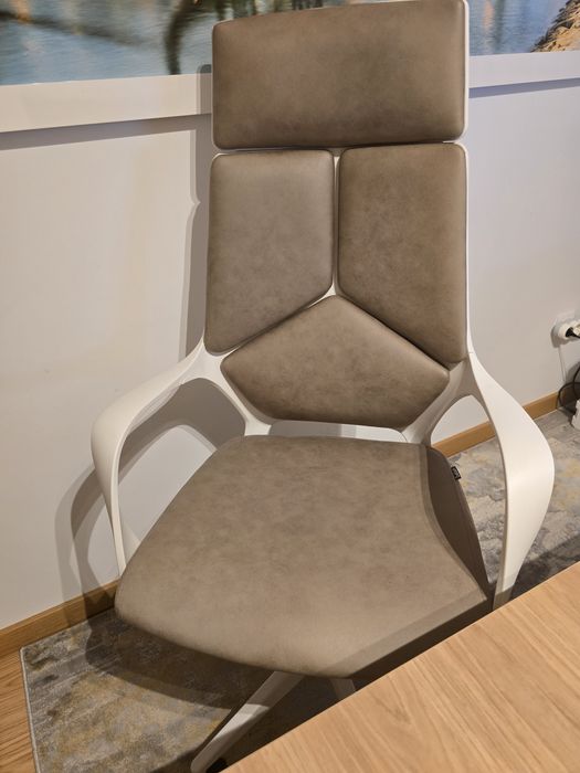 Cadeira escritório bege com estrutura branca