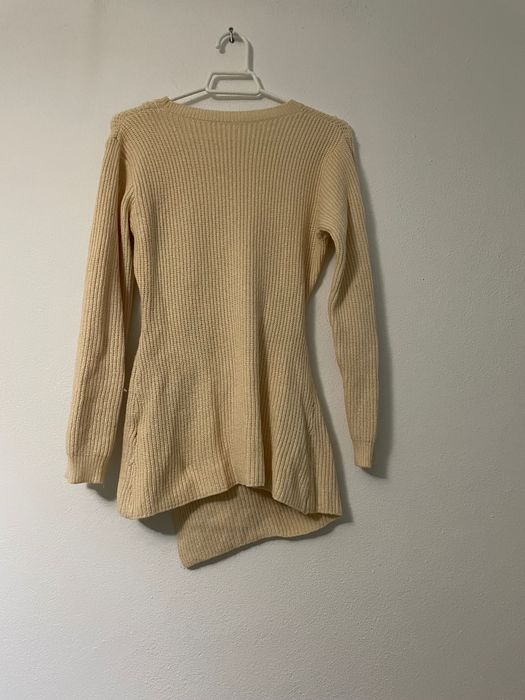 Camisola bege assimétrica