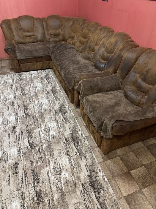 Продам угловой диван с креслом.