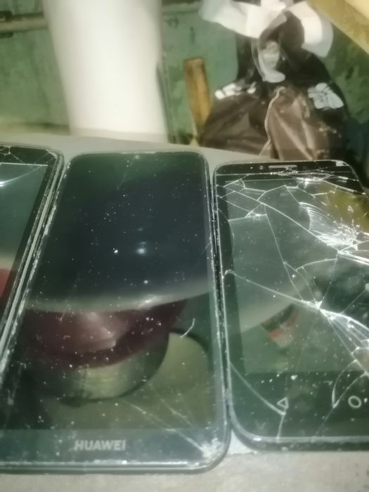 Мобільні телефони на запчастини.