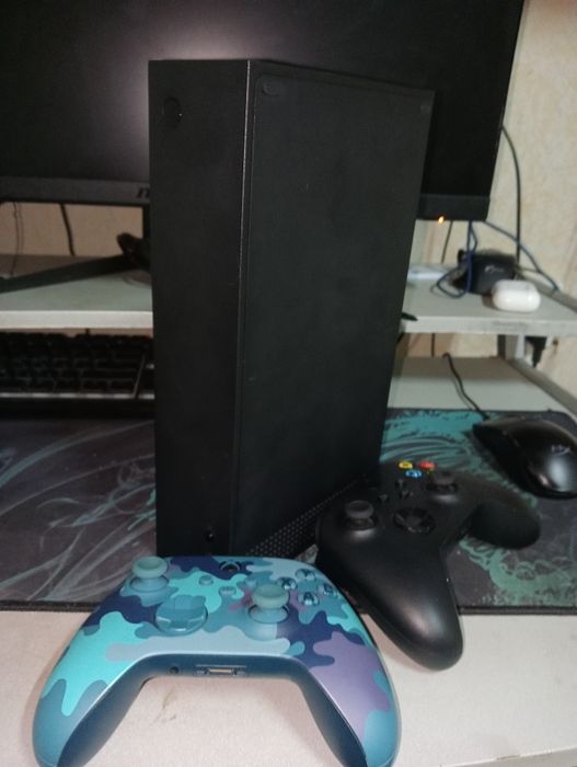 Xbox series s 1 Tb black + 2 геймпада