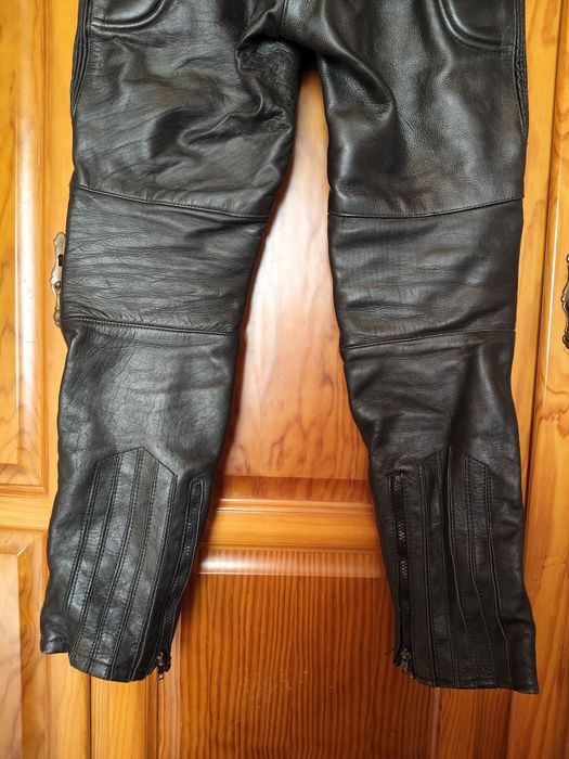Conjunto de casaco e calça em pele
