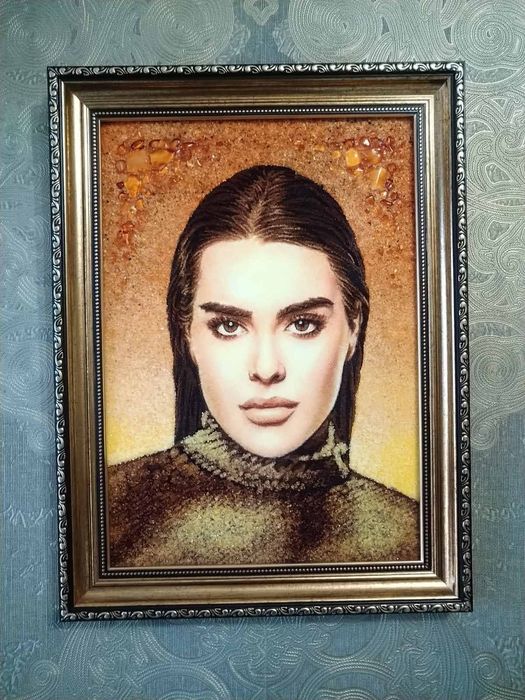 Портрет з бурштину