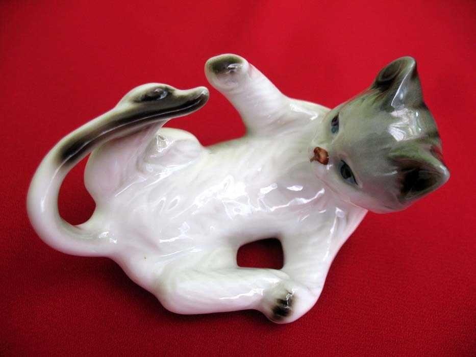 Kot - zabawny kociak bawi się ogonem - 6 x 9 x 5 cm Porcelana