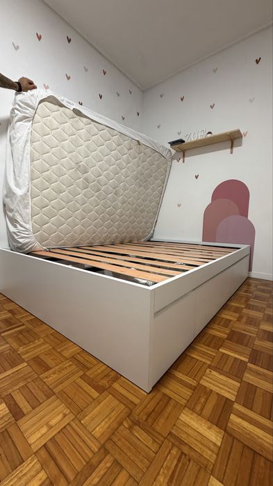 Cama branca com 4 gavetas