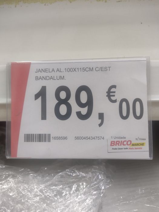 Janelas novas com estores.