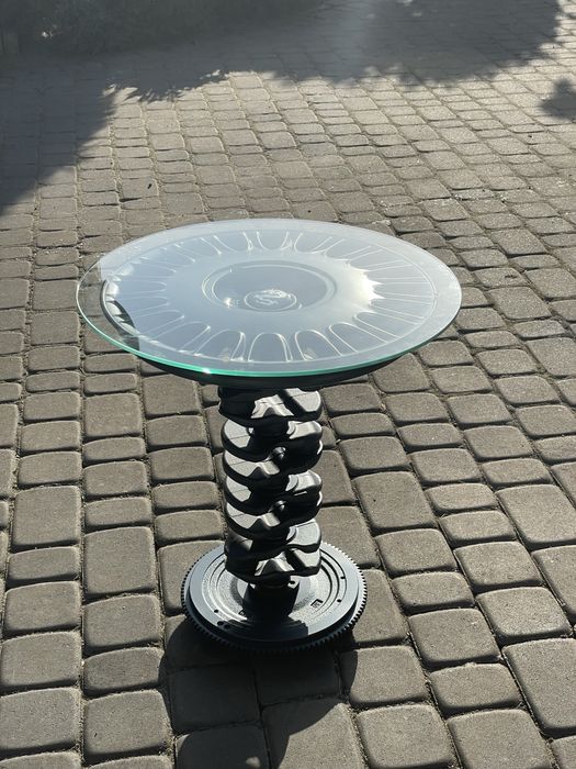 Ekskluzywny stolik kawowy z części samochodowych typu industrial/loft