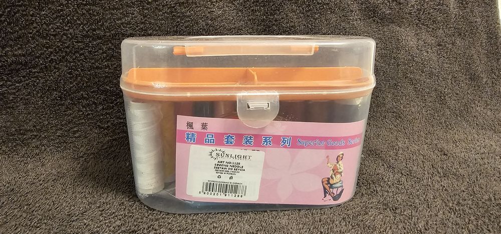 Zestaw krawiecki do szycia podróżny nici 10 szt igły nożyk nawijarka