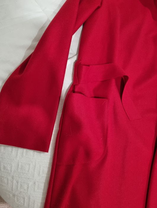 Casaco comprido vermelho com capuz