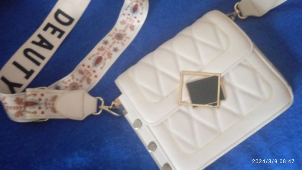 Светлая сумка-клатч