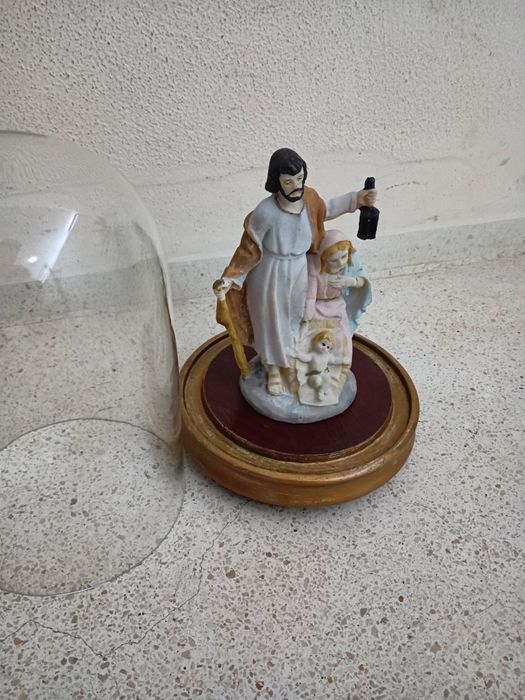Belíssima redoma com 25cm base em madeira e sagrada família em marfini