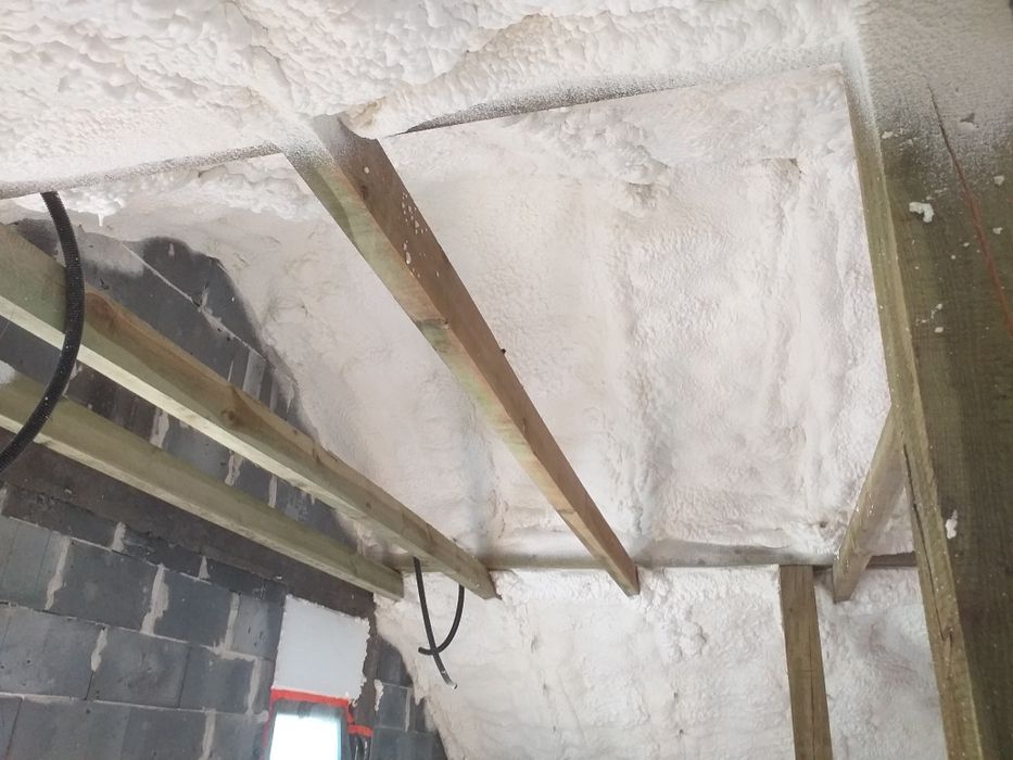 Ocieplenia poddasza pianą PUR izolacje celulozą wełną , izolacje dachu