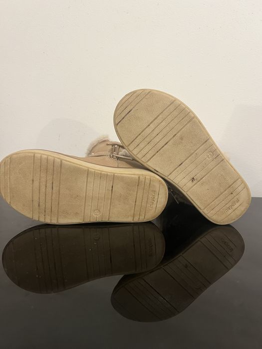 Bota Mayoral bege com pêlo