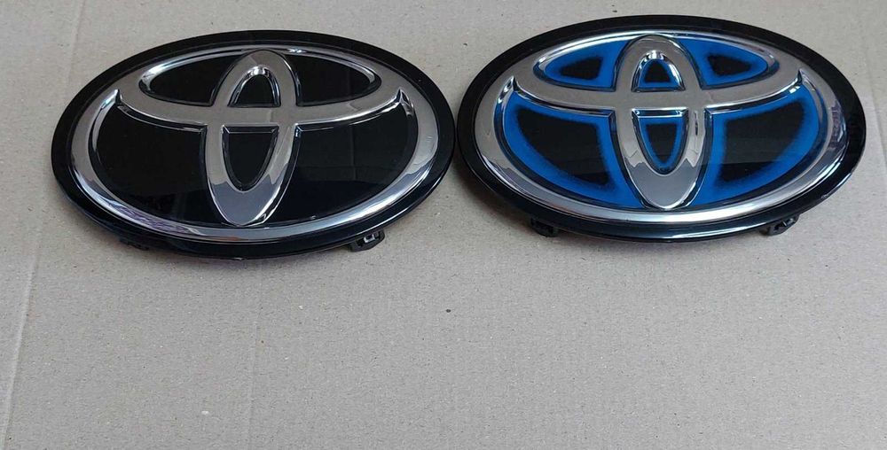 Эмблема в решетку Toyota Camry 70/75, RAV4 Highlander C-HR (2021-2023)