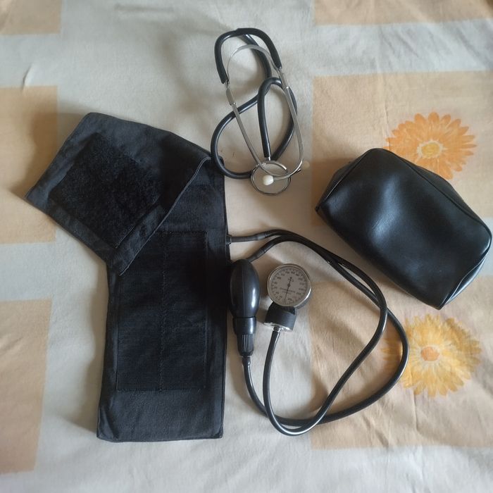 Тонометр, тискомір, прилад для вимірювання тиску.