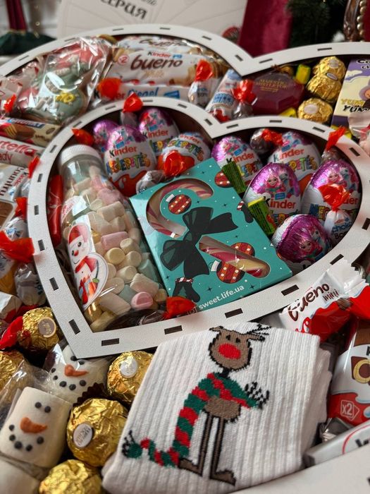 Подарункові набори бокси солодощі Кіндер Мега СЕРДЦЕ