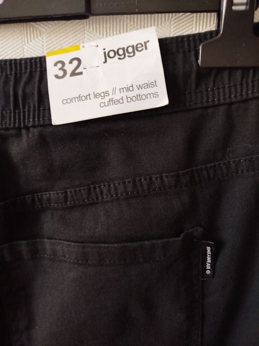 Nowe  czarne spodnie jogger rozmiar 32