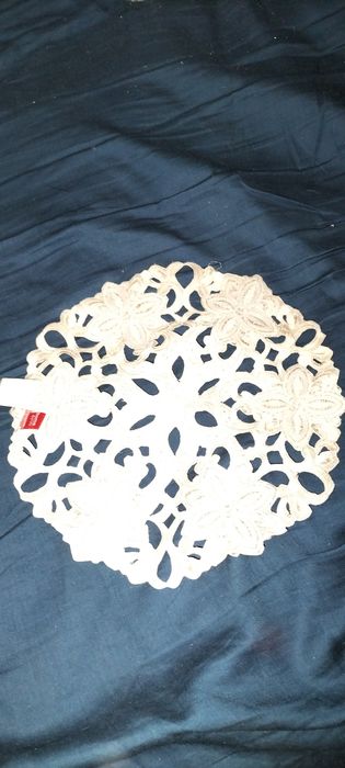 Serwetka- haftowana złotą nicią - haft richelieu, średnica 28 cm