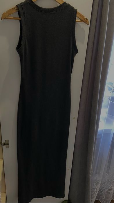 Графітове плаття з вирізами на горлі та плечах