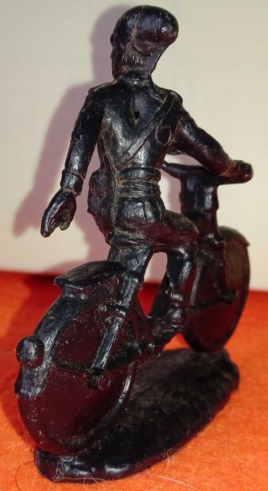 Antigo Boneco Monocromático