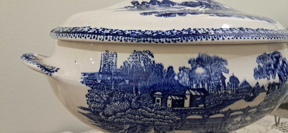 Terrina Sacavem Azul e Branco Estátua