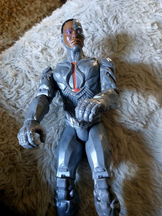 Três figuras cyborg spider-man Batman.436768204517560324