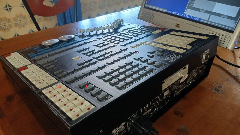 Mesa de luzes DMX Avolites Azure 2004 (original)