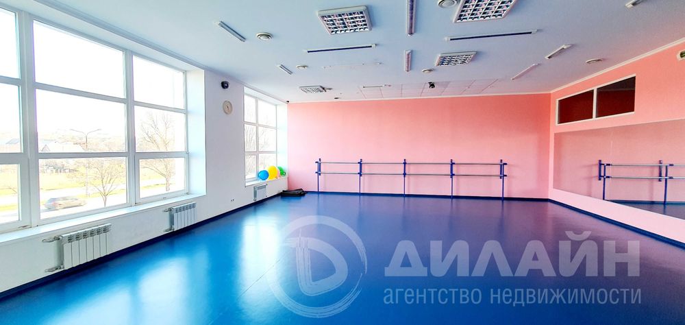 Здание на Южном микрорайоне, на фасаде улицы