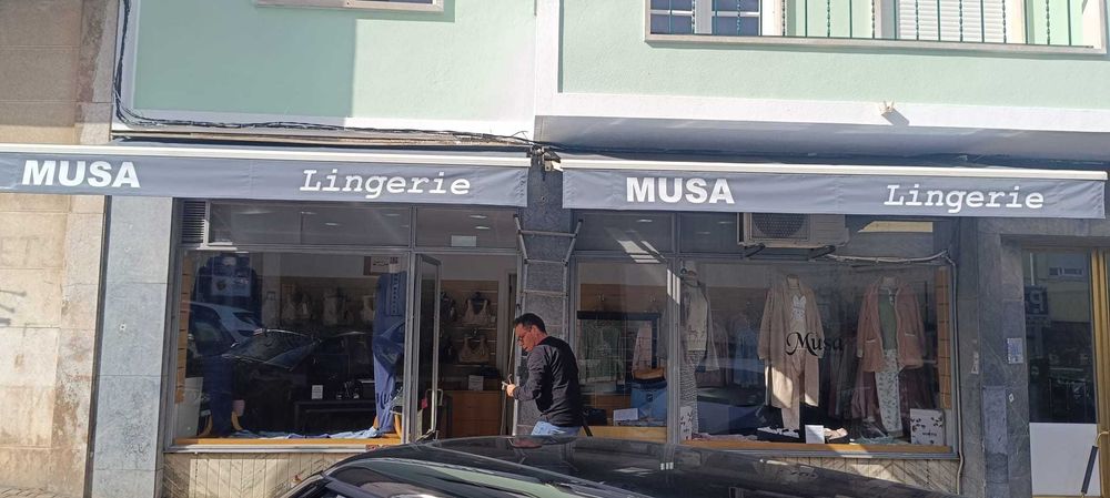 Toldos quase novos com estrutura completa – Amadora