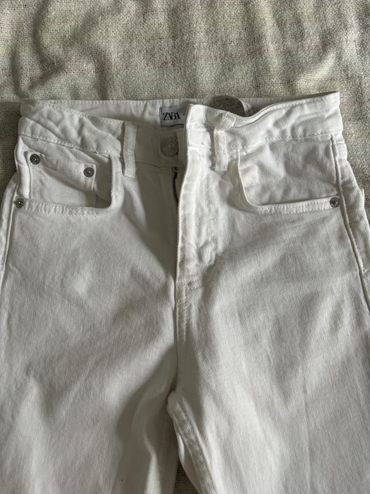 Biale spodnie jeansowe zara