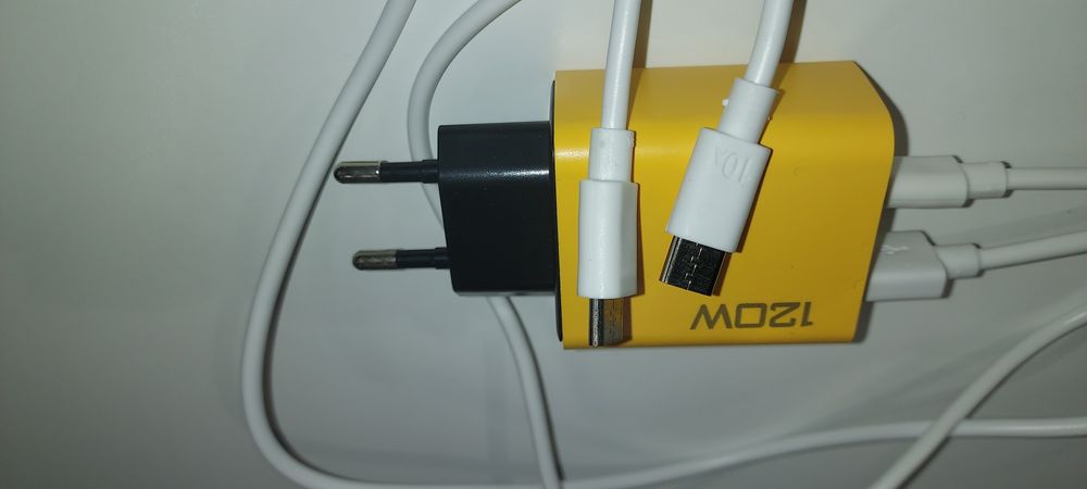 Szybka ładowarka 120W z kablami.