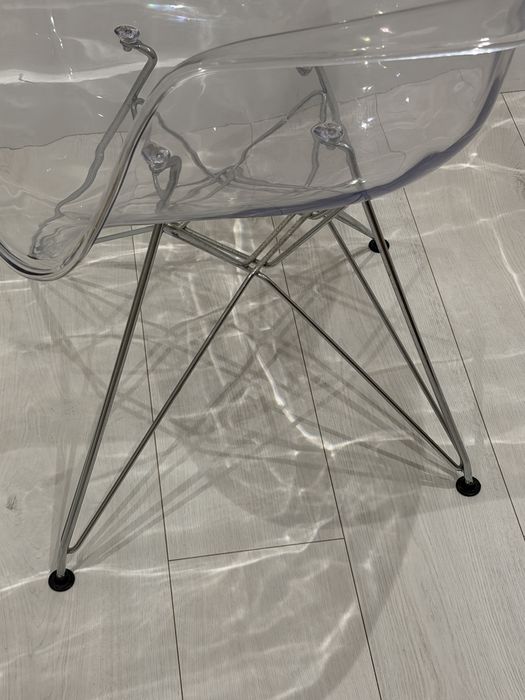 Cadeira em acrelico com pés inox
