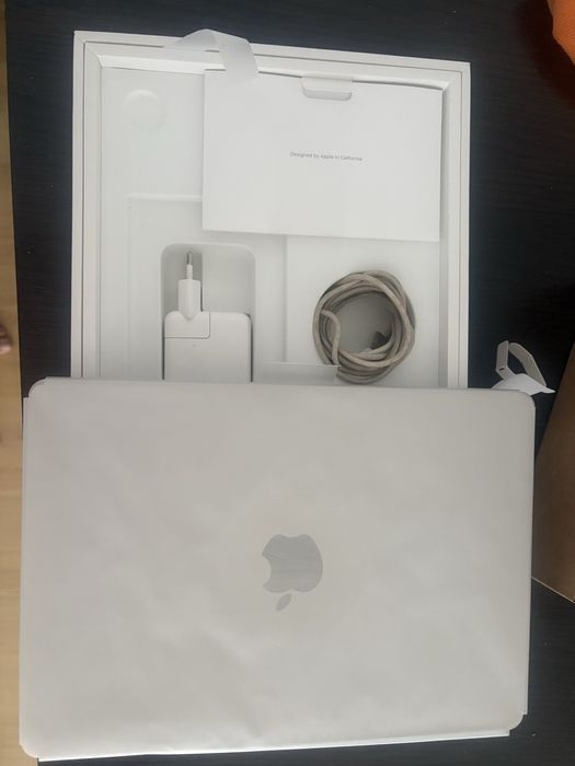 MacBook Air M2 13,6” | 16 GB RAM | 256 GB SSD | 96% baterii | Stan idealny