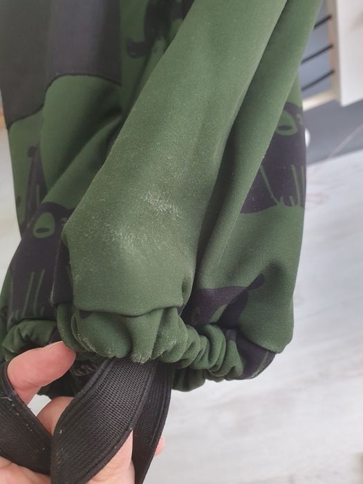 Out we go, Kombinezon Bobby’s Black Bear on Dark Green