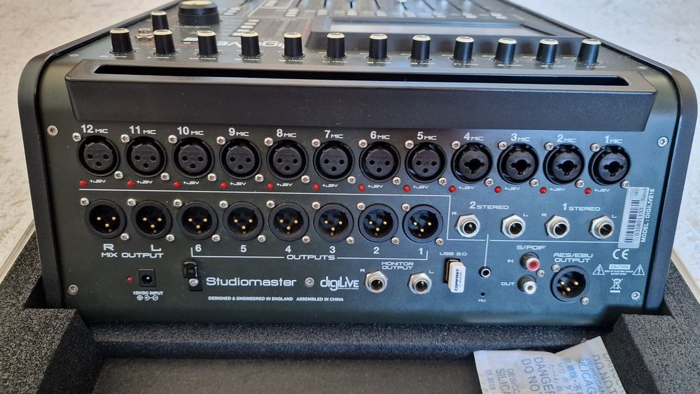 Mesa digital com 2 colunas behringer DR115DSP
