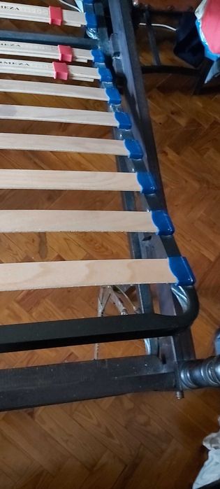 Cama de casal antiga