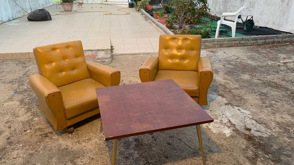 mobilia de casa para sala, dois sofás e uma mesa