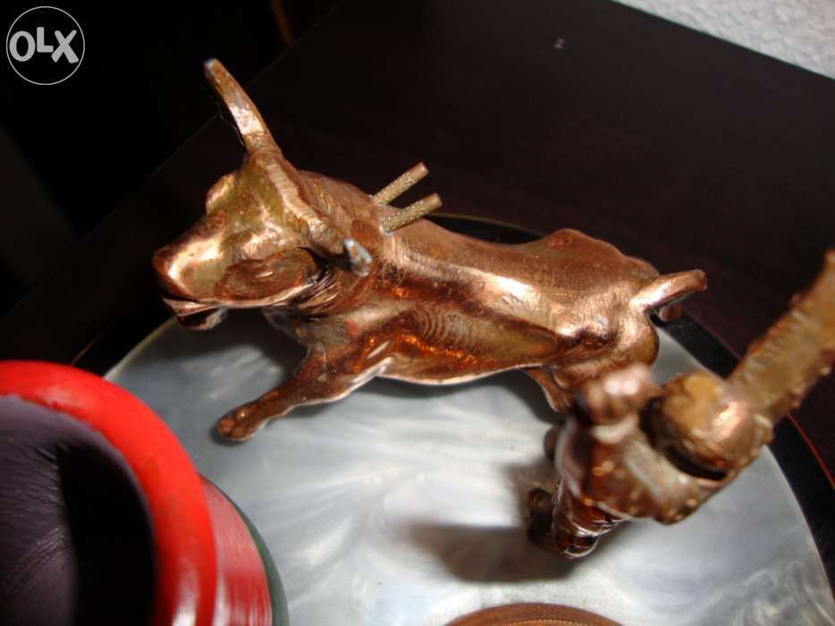 Cinzeiro com touro e toureiro