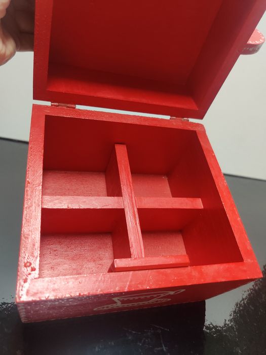 Caixa pintada à mão para chá