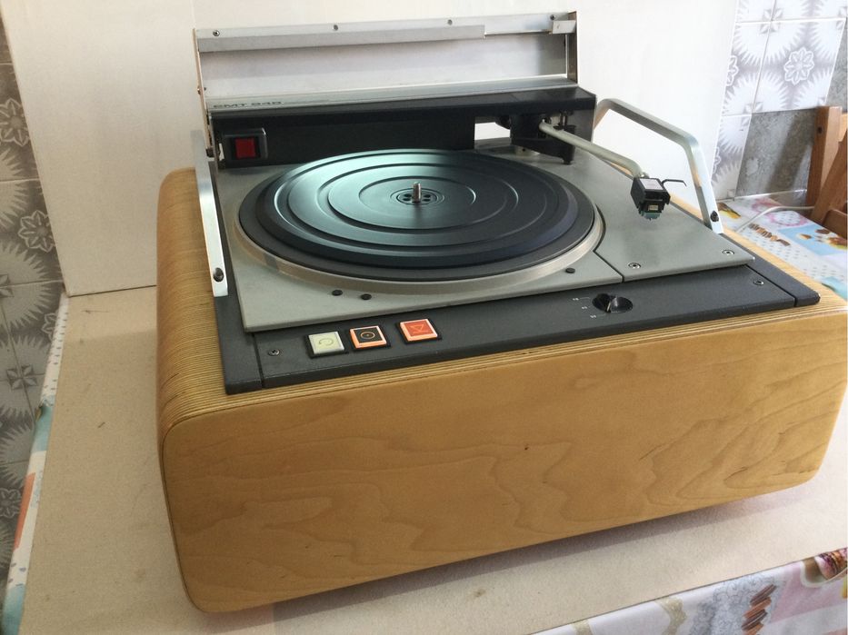 Gira discos EMT 948.