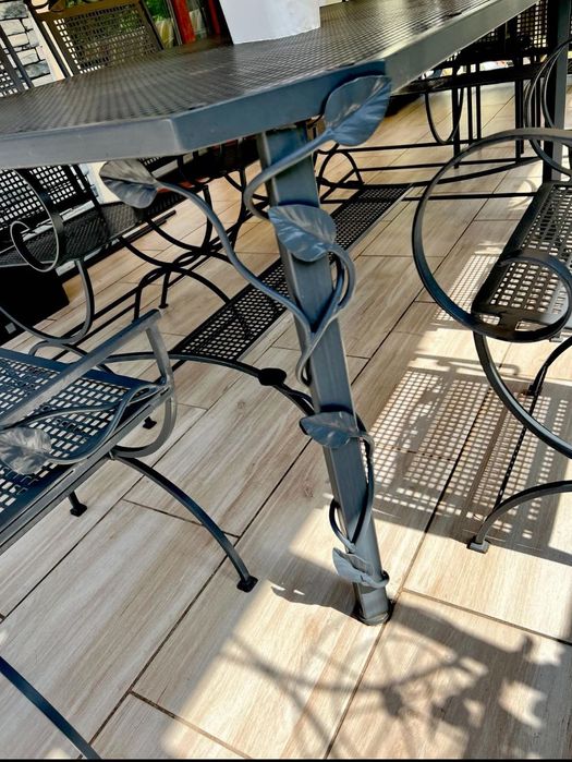 Sprzedam piękny, niepowtarzalny zestaw kutych mebli.
Cena 4995 zł.