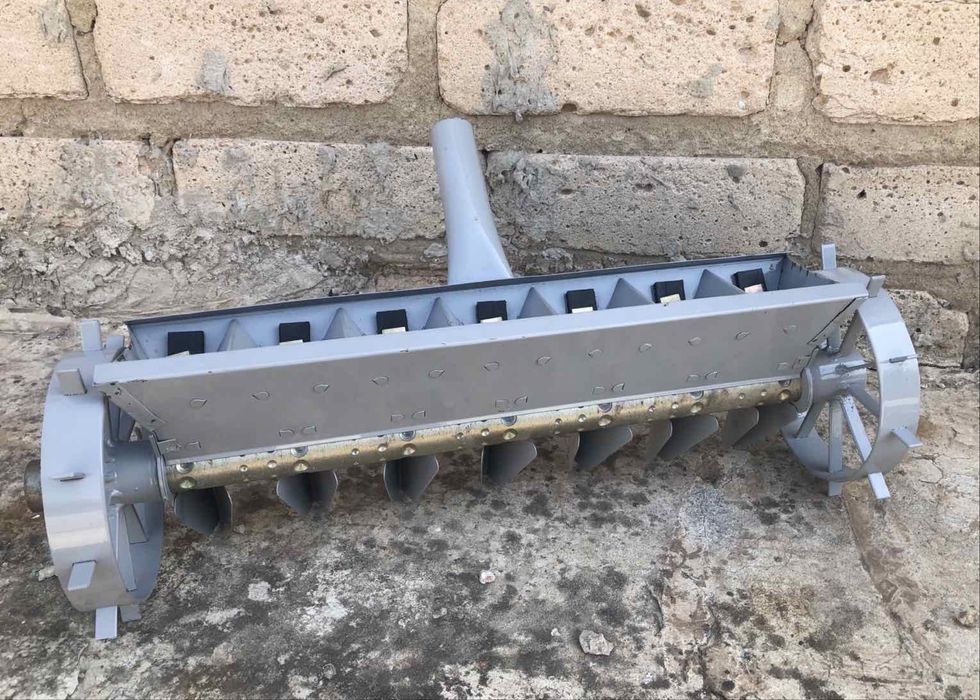 Сеялка новая серого цвета