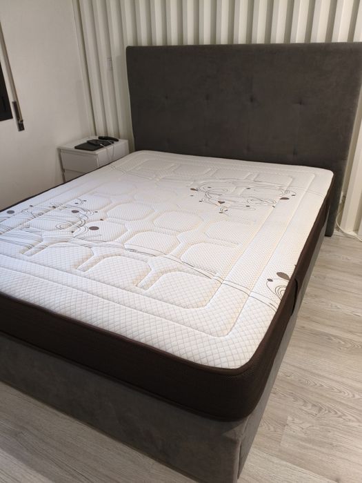 Cama com cabeceira cinza