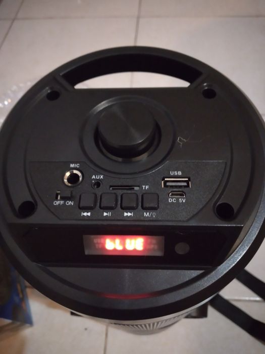 Coluna bluetooth nova com radio até 14h microfone/comando/pens/cartão