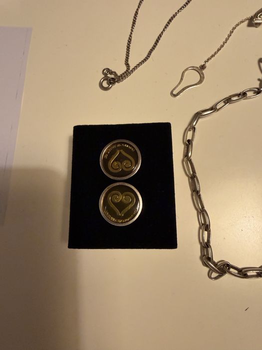 Fios de prata e anel de prata entre outros