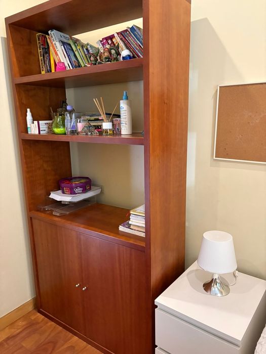 Estante em madeira maciça