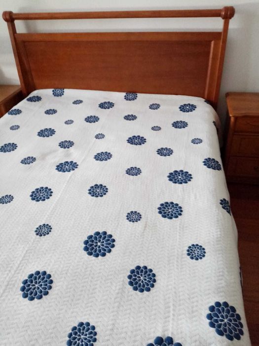 Cama de Casal em Madeira -Pinho Mel + estrado oferta